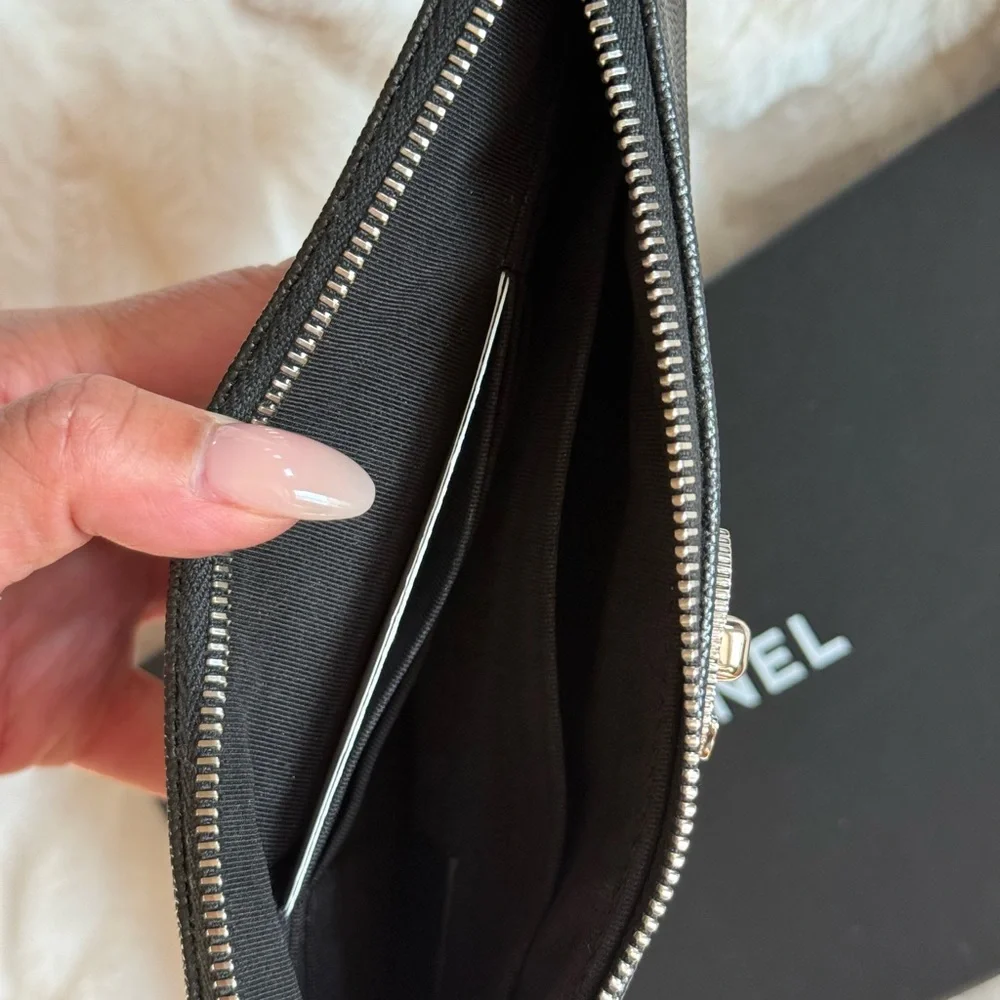 Chanel
Mademoiselle Vintage O Case Pouch Chevron Metallic Caviar - Picture 10 of 14